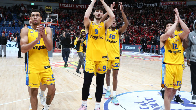 שחקני מכבי תל אביב ווייד בולדווין, רומן סורקין, בונזי קולסון, ג'ון דיברתלומיאו (צילום: דני מרון)