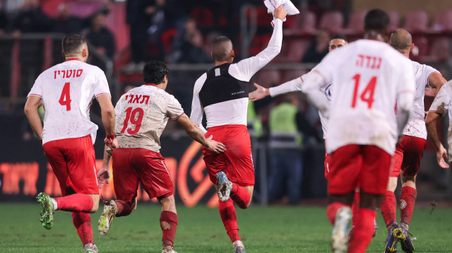 עובדיה דרויש שחקן בני סכנין חוגג שער (צילום: מאור אלקסלסי)