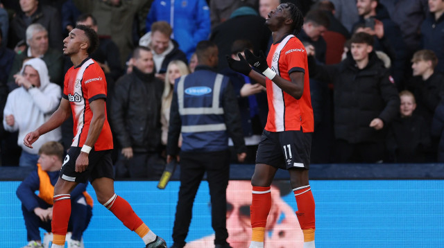 שחקן לוטון טאון אלייז'ה אדבאיו חוגג (צילום: GettyImages, Richard Heathcote)