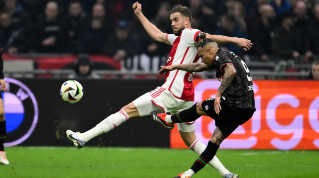 צ'ארון שרי שחקן ניימיכן בועט מול ג'ורדן הנדרסון שחקן אייאקס (צילום: GettyImages, ANP)