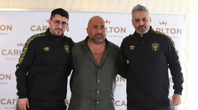 ברק יצחקי מוצג כמאמן החדש של בית"ר ירושלים עם ברק אברמוב, אלמוג כהן (צילום: שלומי גבאי)