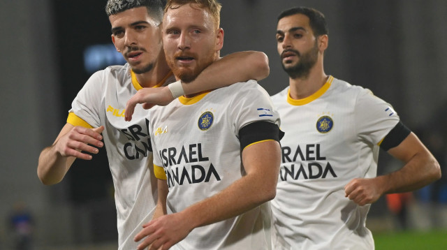 שחקני מכבי תל אביב, דור תורג'מן, עידו שחר (צילום: ברני ארדוב)