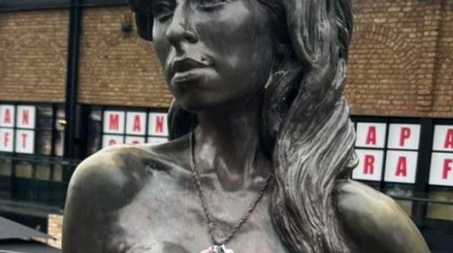 מגן הדוד כוסה בדגל פלסטין. פסלה של ויינהאוס (צילום: טוויטר)