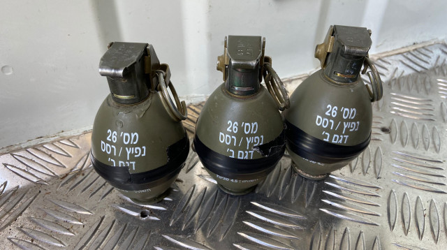 3 רימוני רסס שנגנבו ככל הנראה מצה"ל (צילום: דוברות המשטרה)