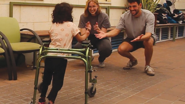 שחר כהן, שני אהרוני ודניאל (שם בדוי) עם ההליכון (צילום: HIT - המכון הטכנולוגי חולון)