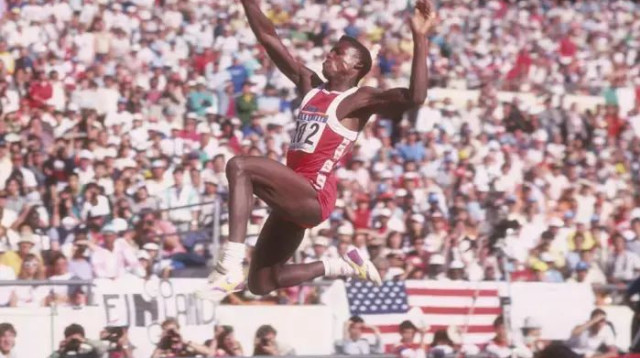 קארל לואיס קופץ לרוחק באולימפיאדת סיאול (צילום: GettyImages, Tony Duffy)