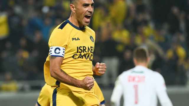 ערן זהבי, שחקן מכבי תל אביב חוגג (צילום: ברני ארדוב)