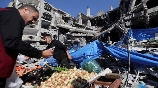 שוק בעזה (צילום: REUTERS/Ibraheem Abu Mustafa)