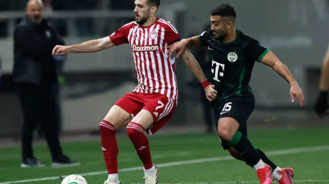 עם מכבי חיפה הלך לו טוב יותר ביוון. מוחמד אבו פאני מול קוסטאס פורטוניס (צילום: רויטרס)