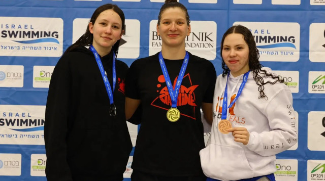 דריה גולובטי עם הזהב על פודיום 400 מטר חופשי (צילום: אתר רשמי, גלעד קוולרצ'יק, באדיבות איגוד השחייה)
