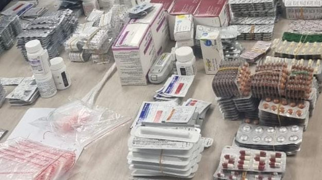 התרופות הנרקוטיות שנתפסו אצל החשודים (צילום: דוברות המשטרה)