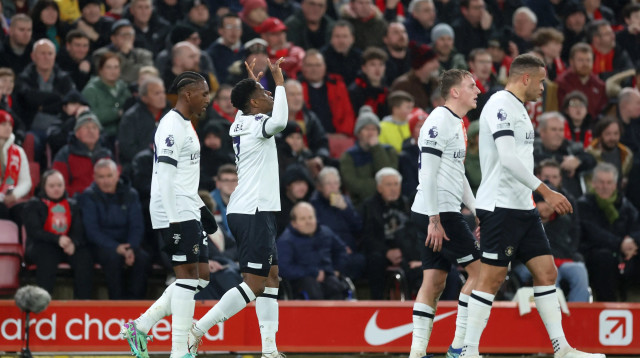 צ'ידוזי אוגבנה חוגג עם שחקני לוטון (צילום: GettyImages)