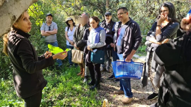 סיור ליקוט  (צילום: מקלט הקופים)