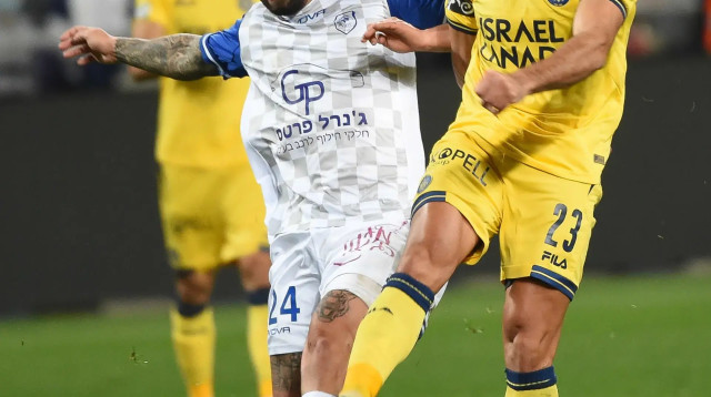 שחקן מכבי תל אביב אייל גולסה מול שחקן מכבי קביליו יפו מתן בית יעקב (צילום: ברני ארדוב)