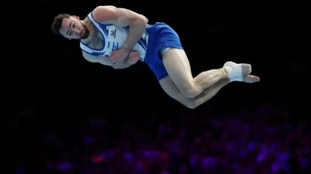 רגע מרגש ביום טראומטי. ארטיום דולגופיאט בעת ביצוע התרגיל (צילום: רויטרס)