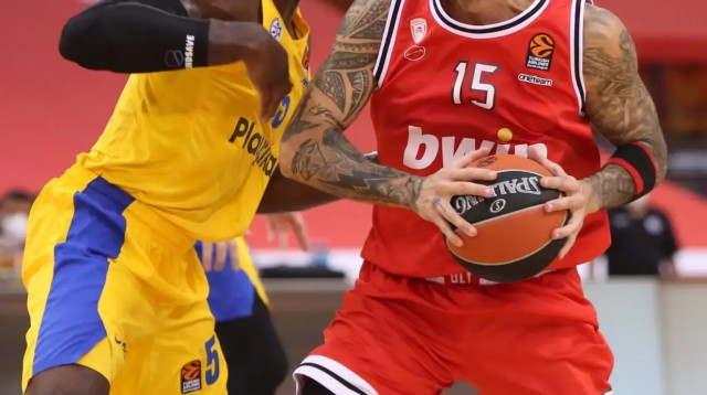 שחקן אולימפיאקוס גיורגיוס פרינטזיס מול שחקן מכבי תל אביב אות'לו האנטר (צילום: אתר רשמי, באדיבות אולימפיאקוס)