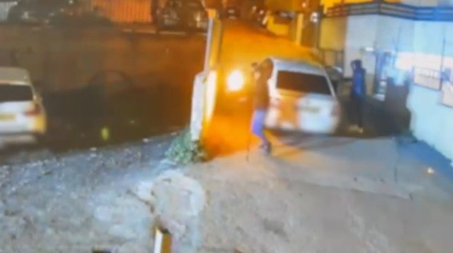 תיעוד זריקת בקבוק התבערה (צילום: דוברות המשטרה)