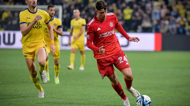 שחקן הפועל תל אביב סתיו טוריאל, מול שחקן מכבי תל אביב עידן נחמיאס (צילום: אריאל שלום)