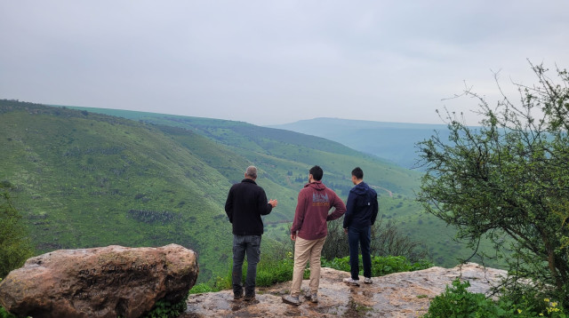 מטיילים בנחל תבור (צילום: רינת רוסו, רשות הטבע והגנים)