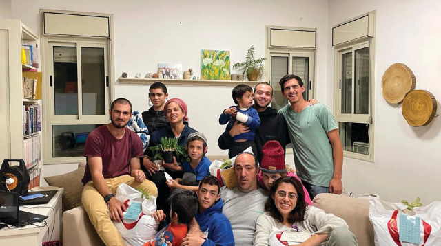 משפחת אלכסנדר עם אלי שני (צילום: פרטי)