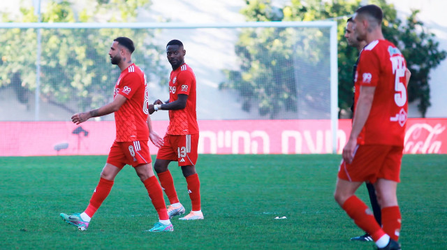 שחקני הפועל תל אביב מאוויס צ'יבוטה, אליאן רוחנא (צילום: קובי אליהו)