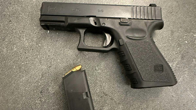 אקדח 9 מ"מ (צילום: דוברות המשטרה)