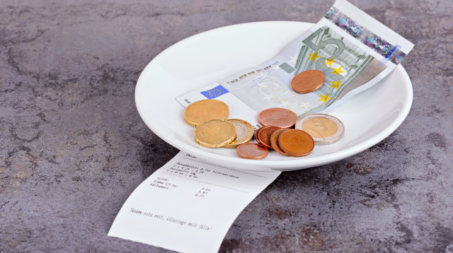 משאירים טיפ למלצרים? (צילום: אינג'אימג')