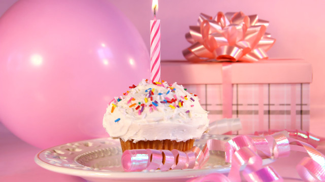 בת 55 חוגגת את יום הולדתה ה-13, איך זה ייתכן? (צילום: אינג'אימג')