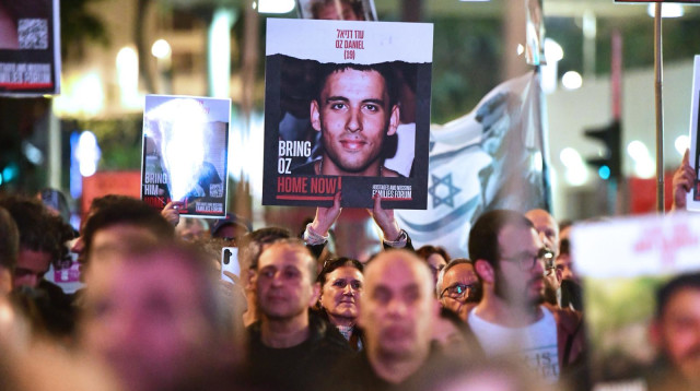 תמונתו של סמל עוז דניאל בהפגנה לשחרור חטופים (צילום: אבשלום ששוני)