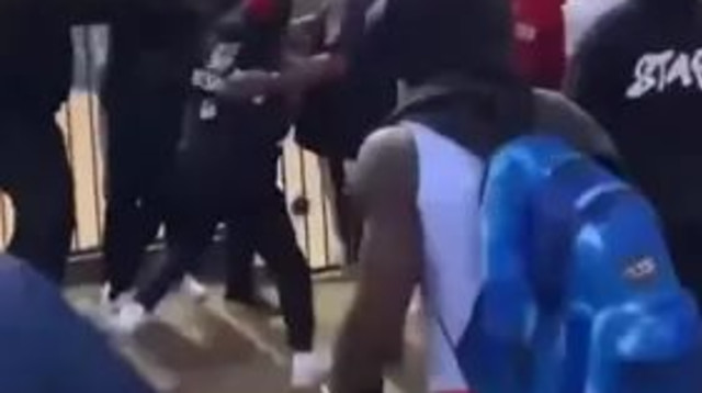 קאם ניוטון מותקף על ידי שישה אנשים (צילום: תיעוד ברשתות חברתיות לפי סעיף 27 א' לחוק זכויות יו)