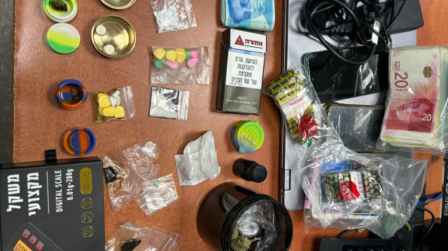 הסמים שנתפסו אצל החשודים (צילום: דוברות המשטרה)