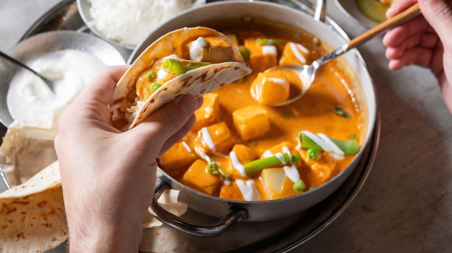 תבשיל קארי וסלמון, טעמים ממומביי המיקום "ביגה" ישראל (צילום: אסף קרלה)