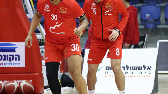 חואקין שוכמן לצד איירה לי הפועל באר שבע (צילום: דני מרון)