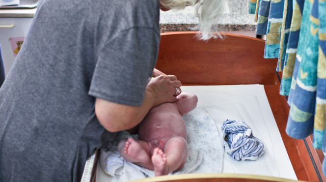 בדיקת תינוק על ידי אחות בטיפת חלב (צילום: נועם מוסקוביץ', פלאש 90)