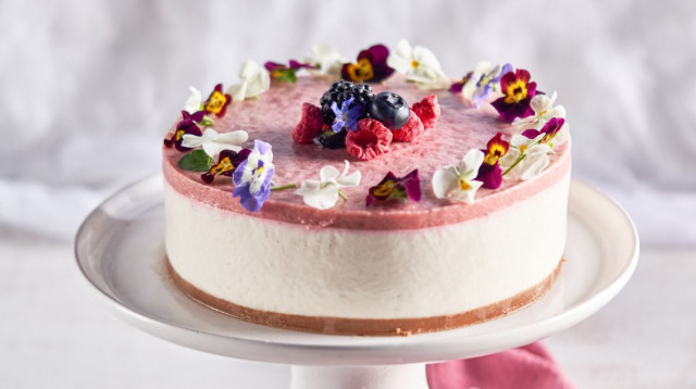 עוגת גבינה ותותים של חן כהן הקונדיטור הראשי של davo pro  (צילום: אסף קרלה)