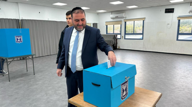 השר משה ארבל מצביע בבחירות המקומיות (צילום: ללא)