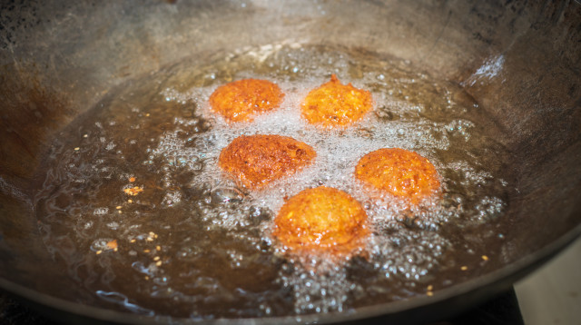 מה אתם עושים עם שאריות השמן שנשארות אחרי הטיגון? (צילום: אינג'אימג')