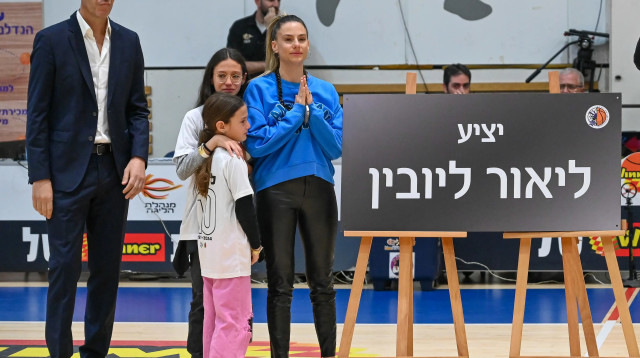 רז שפירא אלמנתו של ליאור ליובין עם ילדיהם בטקס קריאת יציע על שמו, איתם עודד קטש מאמן מכבי תל אביב (צילום: ברני ארדוב)