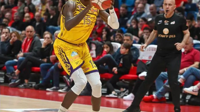 שוב הוביל את חולון. הרווי (צילום: ברני ארדוב)