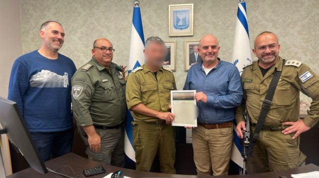 הענקת תעודת ההוקרה (צילום: המועצה האזורית יואב)