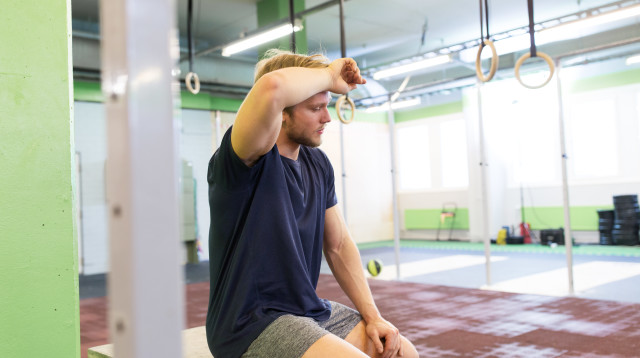 ריח הזיעה לא יוצא מהבגדים? (צילום: אינג'אימג')