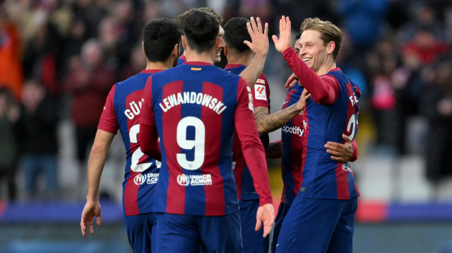 פרנקי דה יונג חוגג עם שחקני ברצלונה (צילום: GettyImages)