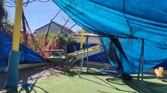 הנזק בפתח תקווה (צילום: אלון חכמון)