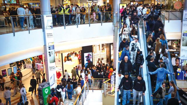 עושים קניות בקניון עזריאלי ביום הבחירות לרשויות המקומיות 2024 (צילום: פלאש 90)