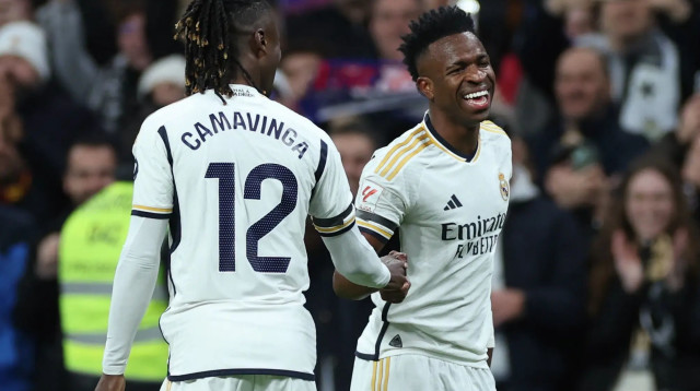 שחקן ריאל מדריד ויניסיוס חוגג עם אדוארדו קמאבינגה (צילום: רויטרס)