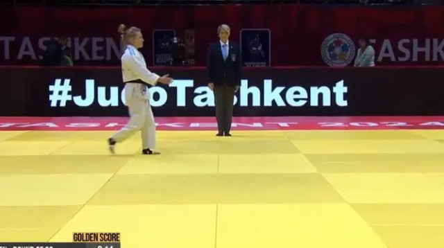 נותרה לבד על המזרן. מלכה (צילום: צילום מסך, JudoTV)