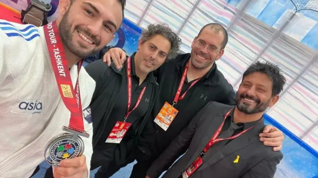 ככה חוזרים. שמאילוב והצוות המקצועי עם המדליה (צילום: אתר רשמי, באדיבות איגוד הג'ודו)