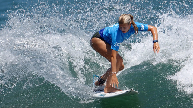 ענת ליליאור גולשת גלים ישראלית (צילום: רויטרס)