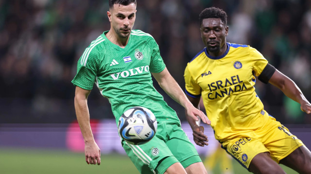 דין דוד שחקן מכבי חיפה לפני דריק לוקאסן שחקן מכבי תל אביב (צילום: מאור אלקסלסי)