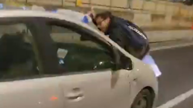 מפגין על רכב באיילון (צילום: רשתות חברתיות)